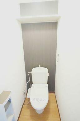 シャワートイレです★★トイレの一面にアクセントクロスを使用しております、おしゃれですね★★