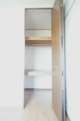 奥行きのあるクローゼットです★★収納量も豊富です★★ハンガーパイプがついておりますのでお洋服をキレ…