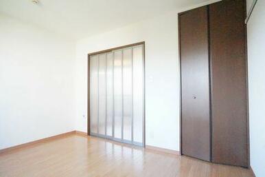 別の角度から見るお部屋の様子★★キッチンエリアと洋室の間に半透明なスライディング扉で仕切られており…