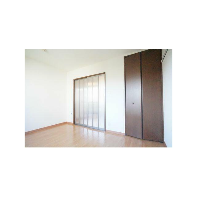 別の角度から見るお部屋の様子★★キッチンエリアと洋室の間に半透明なスライディング扉で仕切られており…