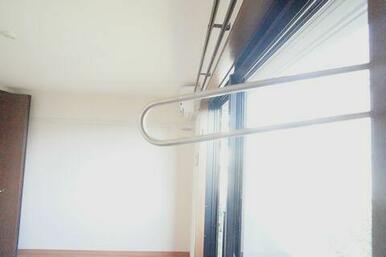 室内物干しがございます★★雨の日、花粉季節などに洗濯物が室内に干して頂けます★★