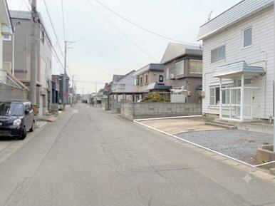 南側前面道路の状況。公道、幅員約6.5ｍ。