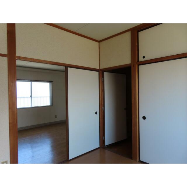 北側洋室４．５帖　ＬＤＫと廊下から２ＷＡＹ