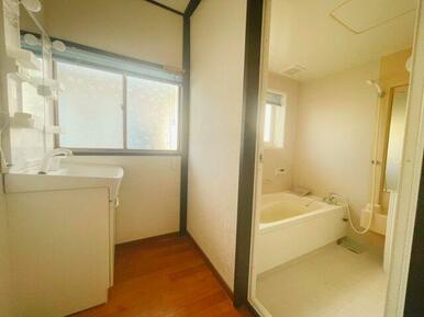 独立洗面台あり、毎朝おしゃれに忙しい女性の方におすすめです