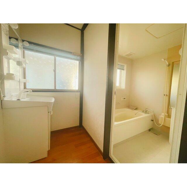 独立洗面台あり、毎朝おしゃれに忙しい女性の方におすすめです