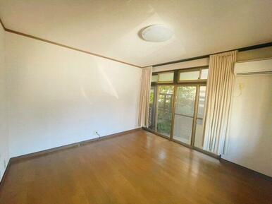 スタンダードな洋室です