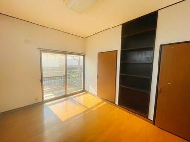 ２階の落ち着いた色調の洋室です