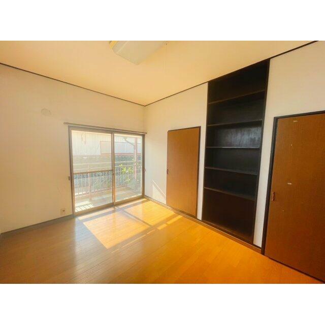 ２階の落ち着いた色調の洋室です