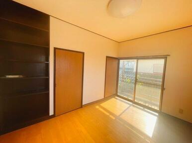 ２階洋室、収納もあります