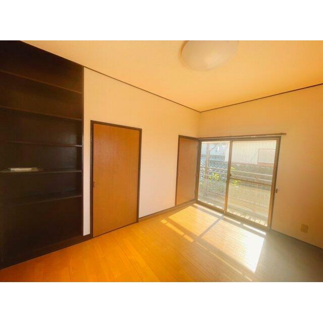 ２階洋室、収納もあります