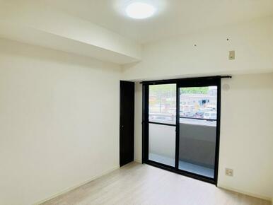 「洋室」約5帖の洋室の様子です。