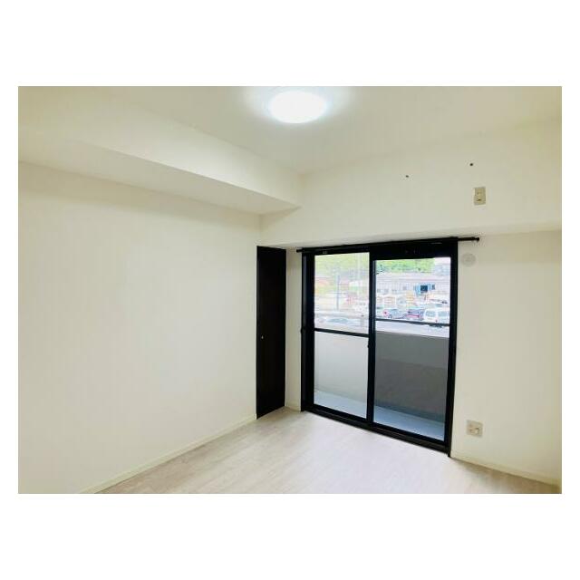 「洋室」約5帖の洋室の様子です。