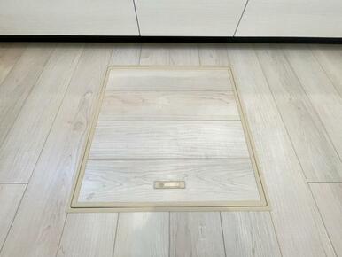 お漬物を漬けたり鍋などの季節物もしまっておける便利な床下収納！