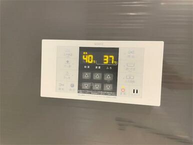 快適なバスタイムをサポートする給湯器リモコン。ワンタッチで自動湯はりや追い焚きができ、毎日の入浴をス