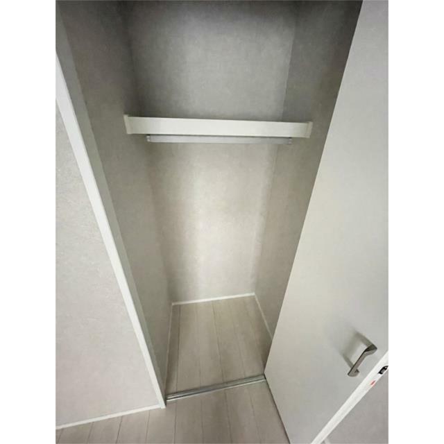 すっきり片付く収納スペースには、ハンガーパイプも設置。衣類はもちろん、季節家電なども収納でき、お部屋
