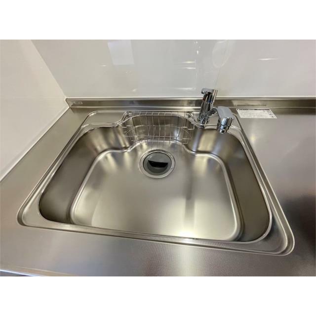 使いやすいステンレスシンクは、お料理の時間を快適にサポートします。水切りカゴも備え付けで、効率的な家