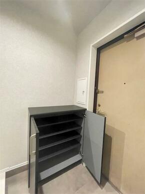 玄関に備え付けのシューズボックスは、たくさんの靴を収納でき、玄関をすっきりと保てます。