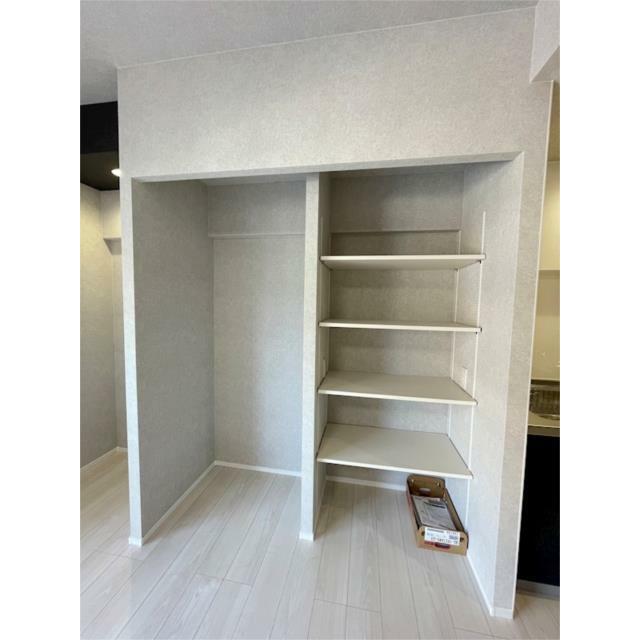 用途に合わせて活用できる収納スペース。可動棚で高さ調節も可能です。