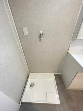 洗濯機置き場には防水パンを設置しており、万が一の水漏れにも配慮しています。コンセントや給水栓も完備し
