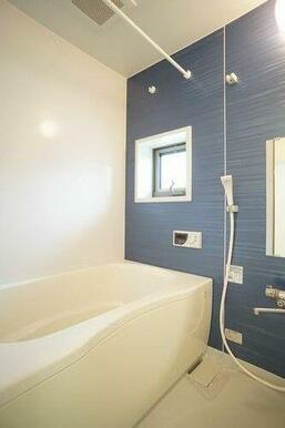 追い炊き機能付きの浴室です。浴槽にお湯をためてお仕事で疲れた体をゆっくりと休めて下さい♪