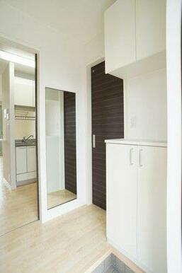 玄関にはクロゼットや大型鏡が付きます