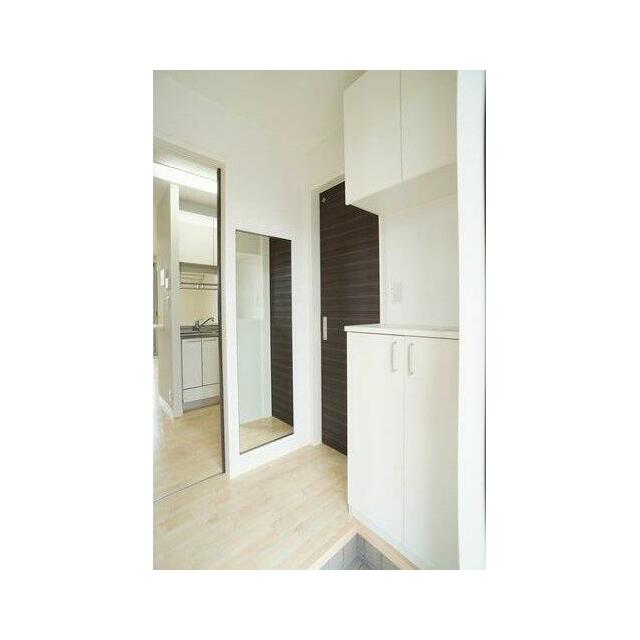 玄関にはクロゼットや大型鏡が付きます