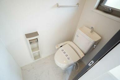 シャワー機能付きの暖房便座が付いていて、お尻を優しく洗ってくれます。シンプルで機能的な使い勝手の良…