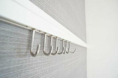 時計や絵画を下げることのできる可動フック付き