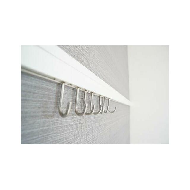 時計や絵画を下げることのできる可動フック付き