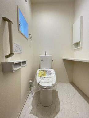 採光窓は臭い対策にもなって清潔な空間を保てます♪立ち上がりをサポートしてくれる手すりも完備！