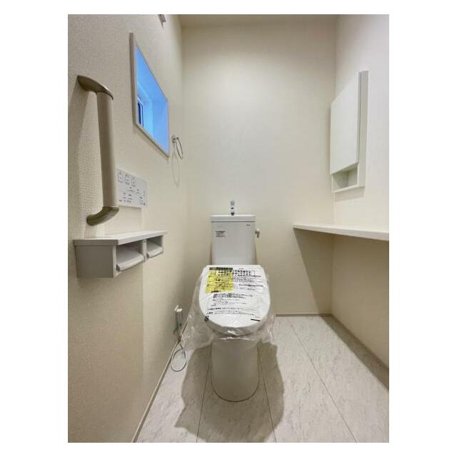 採光窓は臭い対策にもなって清潔な空間を保てます♪立ち上がりをサポートしてくれる手すりも完備！