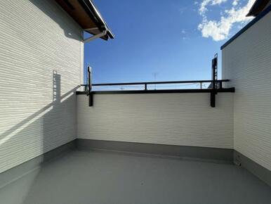 バルコニーは洗濯物や布団が干せる十分な広さです＾＾