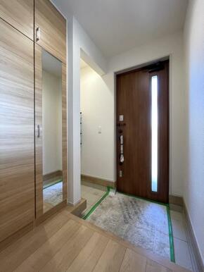 玄関を広く利用できるようシューズクローゼットを完備。ご家族みんなの靴をスッキリ収納できます！