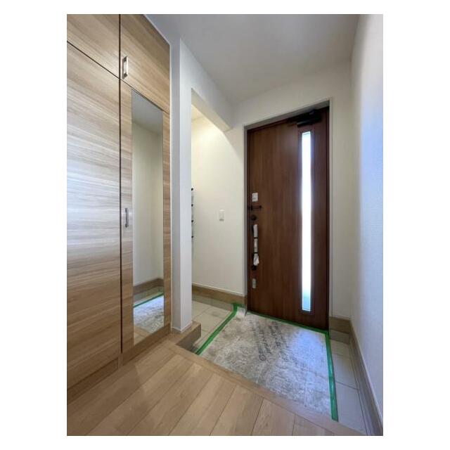 玄関を広く利用できるようシューズクローゼットを完備。ご家族みんなの靴をスッキリ収納できます！