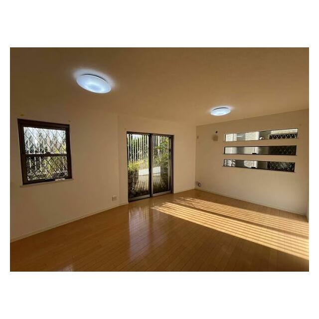 窓が多く明るい印象のリビングです