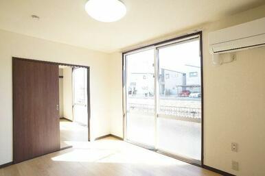 洋室６．０帖　エアコン１台・ＬＥＤシーリング照明付