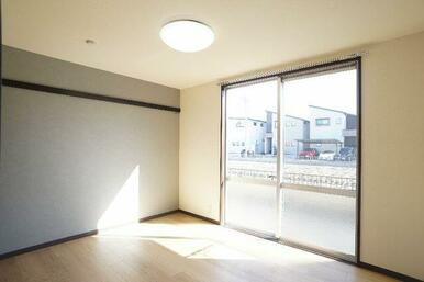 洋室６．０帖　ＬＥＤ照明付　一部アクセントクロス採用