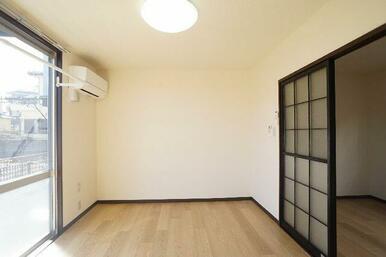 洋室６．０帖　窓枠には室内用の物干し金具を設置