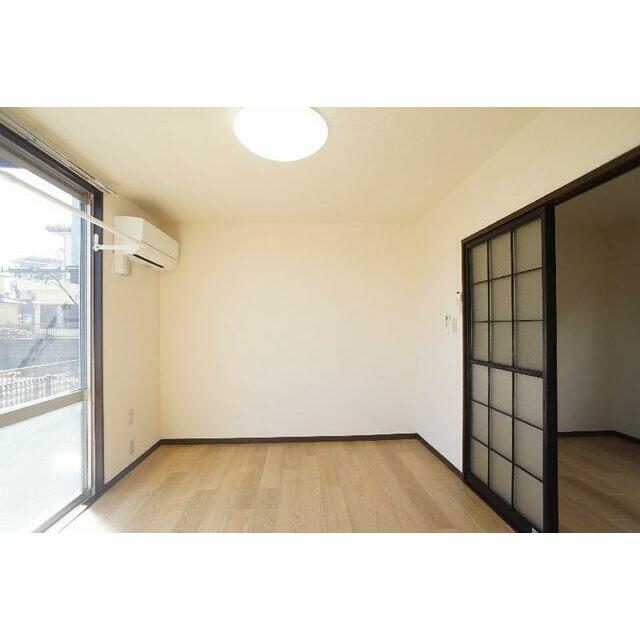 洋室６．０帖　窓枠には室内用の物干し金具を設置