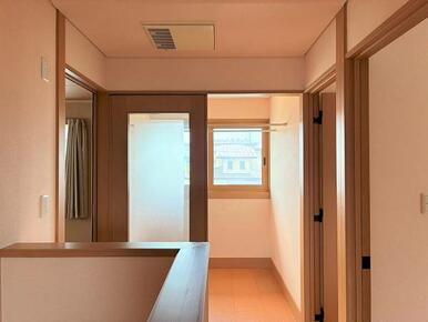 南側にはサンルームがあり、室内干ができます。その前には24時間換気システムが付いています。