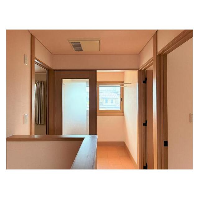 南側にはサンルームがあり、室内干ができます。その前には24時間換気システムが付いています。