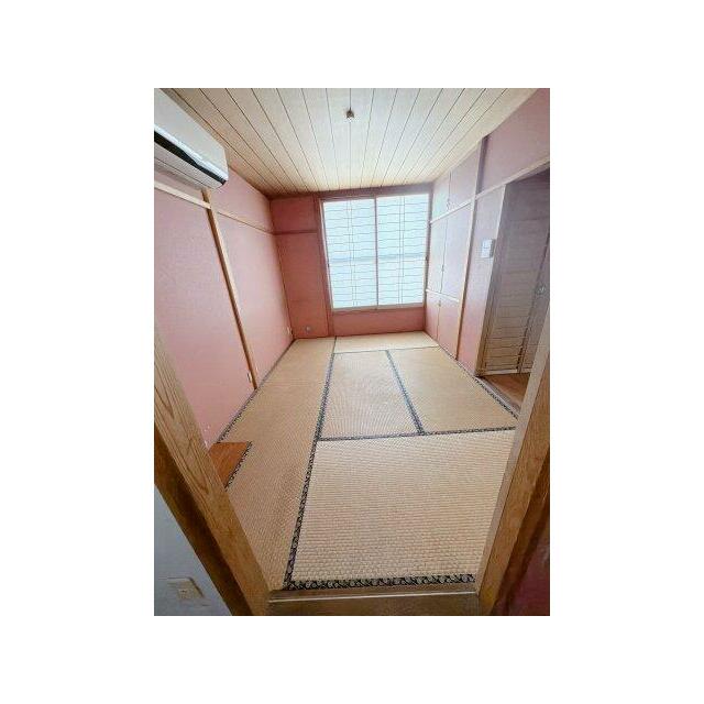 キッチン横の6帖和室。