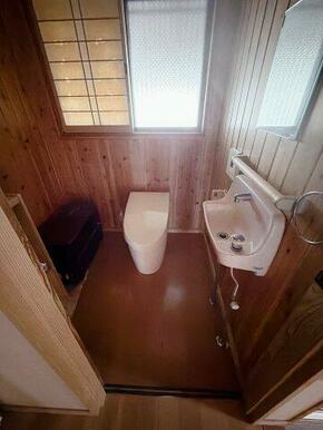 もう1つのトイレはタンクレスでお手入れ簡単です！
