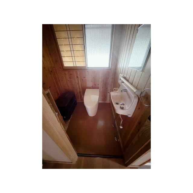 もう1つのトイレはタンクレスでお手入れ簡単です！