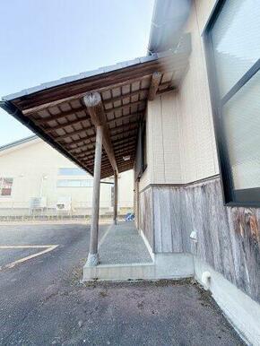 庇が深いので雨の日でも安心です◎