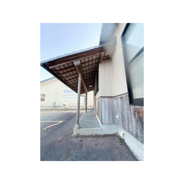 庇が深いので雨の日でも安心です◎