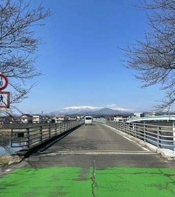 大きな川や橋、山などの自然あふれる環境でお過ごし頂けます。