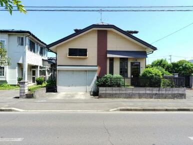 建物部分だけ撮影。建物の右側（南側）には庭や駐車場があります。