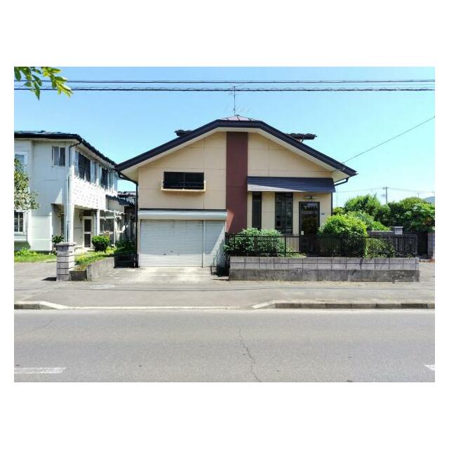 建物部分だけ撮影。建物の右側（南側）には庭や駐車場があります。