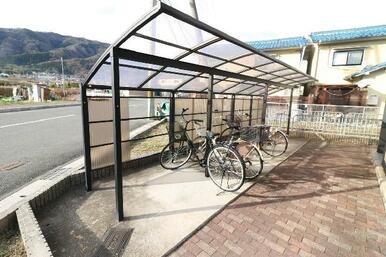 屋根付き駐輪場を完備（無料）